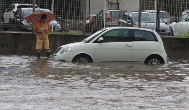 La ciudad de Milán sufre fuertes inundaciones como consecuencia de las intensas lluvias que han desbordado el río Seveso. (EFE/PAOLO SALMOIRAGO).