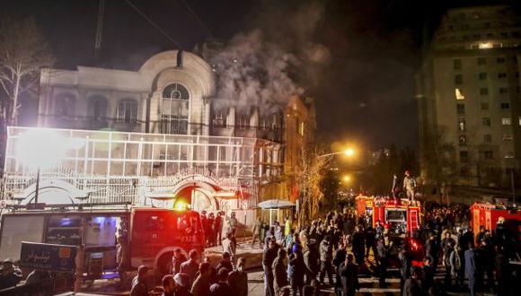 El domingo, la embajada de Arabia Saud&iacute; en Ir&aacute;n fue quemada por manifestantes que protestaban por el ajusticiamiento de un cl&eacute;rigo chiita. (Mohammadreza Nadimi/ISNA via AP)
