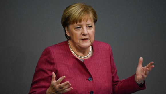 La canciller alemana, Angela Merkel, pronuncia un discurso durante una sesión en el Bundestag, la cámara baja del parlamento alemán. (Tobias SCHWARZ / AFP).