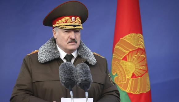 El presidente de Bielorrusia, Alexander Lukashenko, pronuncia un discurso mientras visita la base de las fuerzas especiales del Ministerio del Interior del país, en Minsk, el 30 de diciembre de 2020. (Maxim Guchek/BelTA Pool/AP).