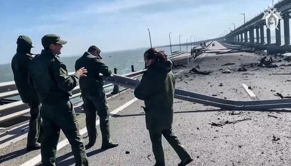 Foto referencial de archivo que muestra investigadores del comité trabajando en el puente de Kerch, que une Crimea con Rusia, que resultó gravemente dañado tras la explosión de un camión. (Foto del COMITÉ DE INVESTIGACIÓN DE RUSIA / AFP)