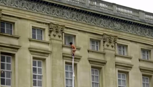 YouTube: un hombre desnudo en el Palacio de Buckingham (VIDEO)