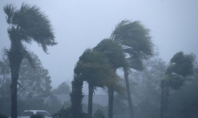 El huracán Michael, uno de los más poderosos que haya tocado el territorio continental estadounidense, descargó hoy toda su fuerza en la costa del extremo noroccidental de Florida. (Reuters).
