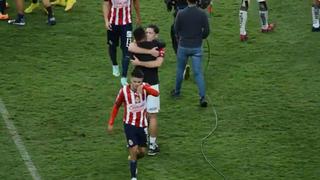 Ormeño y Santamaría tuvieron un efusivo saludo al final del Chivas vs. Atlas en Liga MX | VIDEO