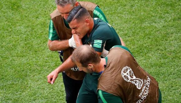 El australiano Andrew Nabbout tuvo una mala caída y su hombro derecho se llevó la peor parte durante en duelo entre su selección y Dinamarca por el Grupo C. (Foto: AFP)