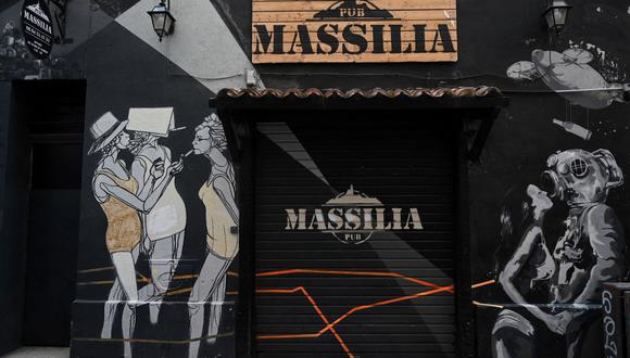 Una fotografía tomada el 3 de mayo de 2020 muestra la puerta de un pub cerrado en Marsella, en el sur de Francia, durante el día 48 de un cierre estricto por coronavirus. (Christophe SIMON / AFP).