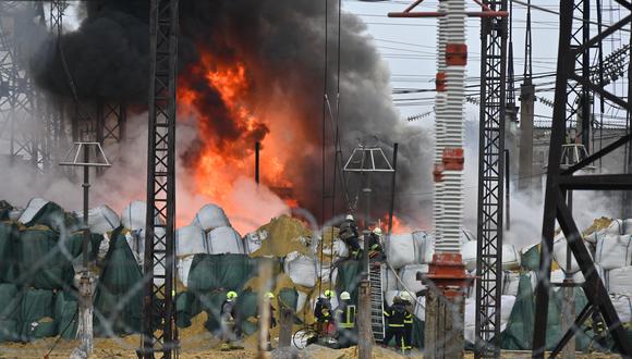 Los bomberos extinguen un incendio en una subestación eléctrica tras un ataque con misiles en Járkov, el 22 de marzo de 2024, en medio de la invasión rusa en Ucrania. (Foto de SERGEY BOBOK / AFP)