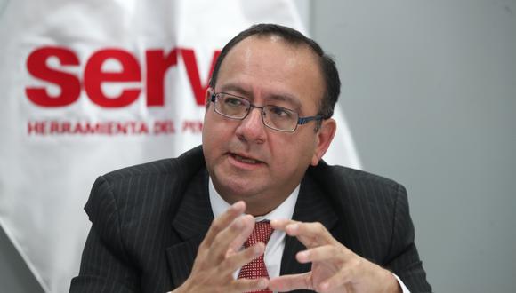 Juan José Martínez, presidente ejecutivo de Servir, señala que hay 469 entidades en  transición al régimen del Servicio Civil (Foto: Rolly Reyna / El Comercio)