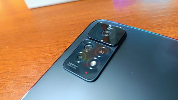 The camera module integrates very well with the rest of the design.  Be careful, despite showing up to five spaces, in reality the Redmi Note 11 Pro 5G has only three available cameras.  (Photo: Bruno Ortiz B.)