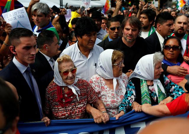 El expresidente de Bolivia Evo Morales acompañó este jueves la marcha en Buenos Aires de la asociación humanitaria Madres de Plaza de Mayo. (Reuters)