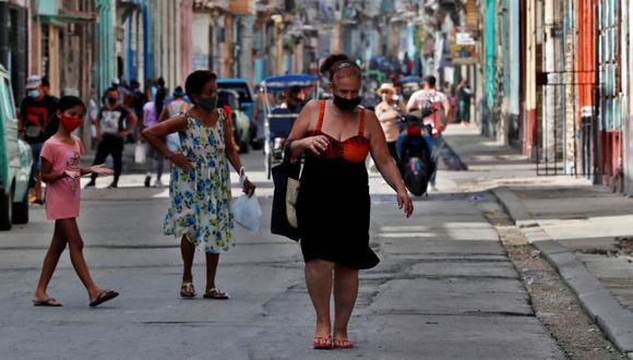 Transeúntes usan tapabocas en una calle de La Habana (Cuba). (Foto: Archivo/ EFE/ Ernesto Mastrascusa).
