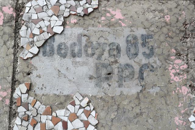 Luego de que retiraran los mosaicos de un tramo de la Vía Expresa de Paseo de la República, entre las avenidas Benavides y Ricardo Palma, han quedado expuestas varias pintas electorales de la década del 80 (Foto: Lino Chipana Obregón).