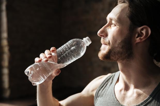 Beber agua es fundamental para atravesar el ayuno sin correr riesgo de deshidratación.