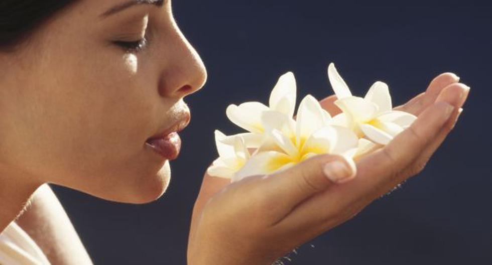 Las mujeres tienen una poderosa arma de seducción oculta en el aroma que emanan gracias a la fragancia correcta. (Foto: Thinkstock)