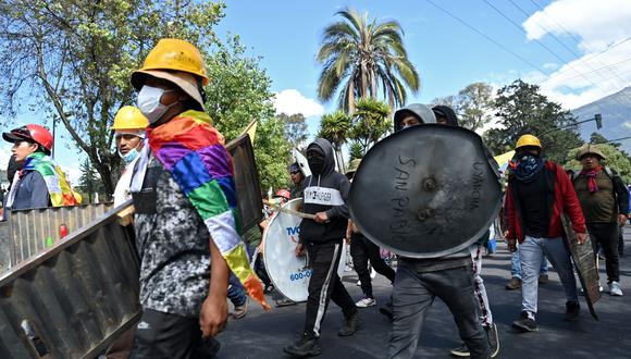 La gente marcha contra el gobierno de Ecuador durante las protestas lideradas por indígenas en Quito el 30 de junio de 2022. (MARTIN BERNETTI / AFP).