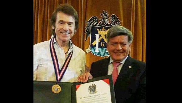Raphael fue condecorado en Trujillo con medalla de honor