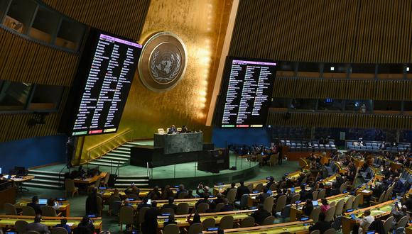 Una reunión de la Asamblea General de las Naciones Unidas para votar sobre una resolución no vinculante que exige "un alto el fuego humanitario inmediato" en Gaza en la sede de la ONU en Nueva York el 12 de diciembre de 2023. (Foto de ANGELA WEISS / AFP)