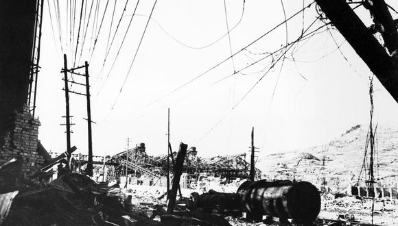 Una pared de ladrillos destrozada y una fábrica de acero "Mitsubishi" después de un bombardeo de la Fuerza Aérea de EE. UU., junto al río Urakami en Nagasaki, Japón, el 9 de agosto de 1945. (Foto de Fuerza Aérea de Estados Unidos / AFP)
