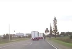 YouTube: ciclistas sobreviven de milagro a choque de camiones | VIDEO