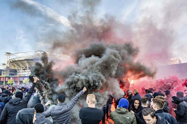 Bengalas de los aficionados del Ajax antes de comenzar el partido. (Foto: AFP)
