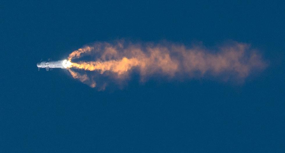 El cohete más grande del mundo, el Starship, se lanzó sin problemas, según lo programado el 20 de abril. Se esperaba que se separe del segmento propulsor a los tres minutos, pero ocurrió una falla y el aparato explotó en el aire. (Foto: Patrick T. Fallon / AFP)
