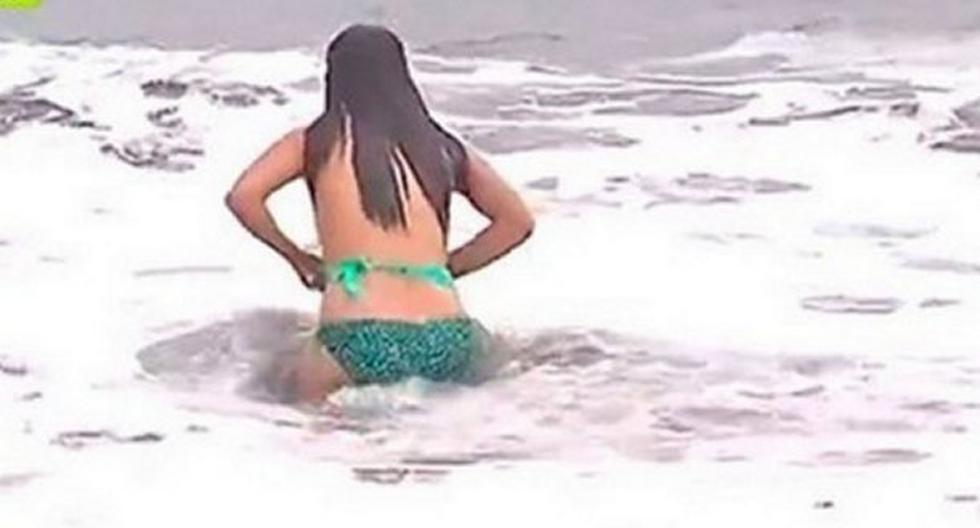 YouTube: bikini de reportera le juega mala pasada y queda desnuda. (Foto: YouTube)