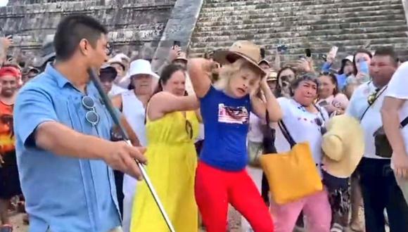 Una turista extranjera estuvo a punto de ser linchada por otros turistas y visitantes de la zona arqueológica, por subirse a la pirámide Chichén Itzá sin permiso de las autoridades.