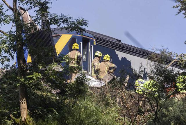 Los servicios de emergencia asisten a la escena de un tren descarrilado en Stonehaven, Escocia. (Derek Ironside/Newsline-media/AP).