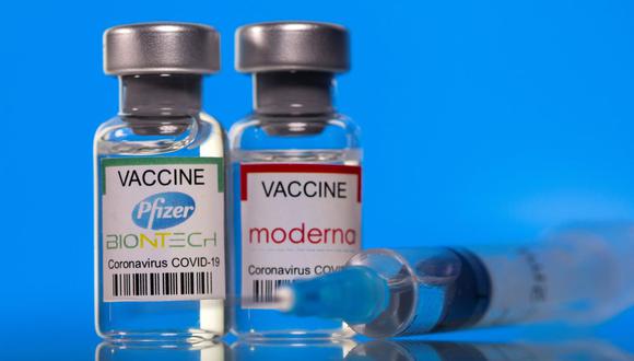 En la foto se aprecia viales de las vacunas Pfizer y Moderna. Según la EMA, tras aplicar dichas inoculaciones se han reportado casos de trombosis, al igual que con las vacunas de Johnson & Johnson y AstraZeneca. (REUTERS/Dado Ruvic).