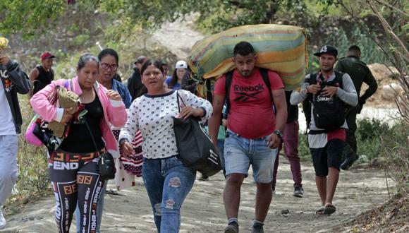 Personas mientras llegan a Colombia por trochas ilegales en la frontera con Venezuela, en Cúcuta (Colombia).