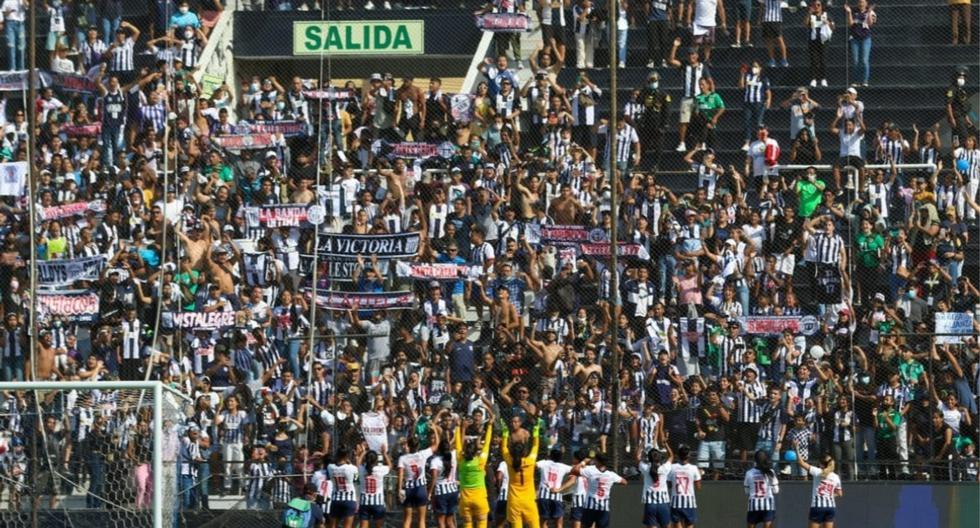 El equipo femenino de Alianza Lima celebrando el triunfo ante su hinchada que estaba situada en la tribuna sur.