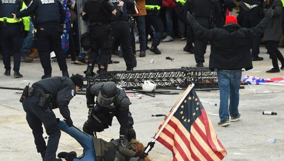 La policía detiene a un fanático de Donald Trump frente al Capitolio. (Foto de ROBERTO SCHMIDT / AFP).