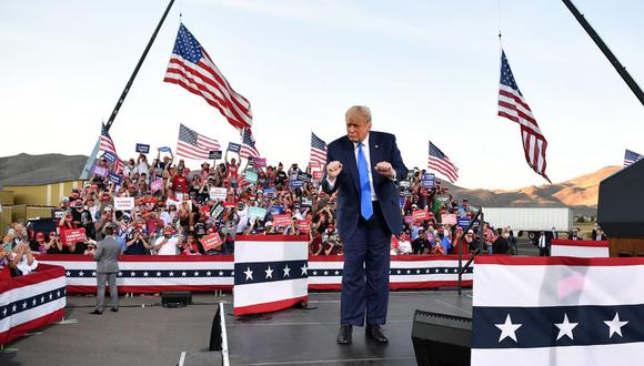 El presidente de Estados Unidos, Donald Trump, baila al final de un mitin en el aeropuerto de Carson City, Nevada, el 18 de octubre de 2020. (Foto de MANDEL NGAN / AFP).