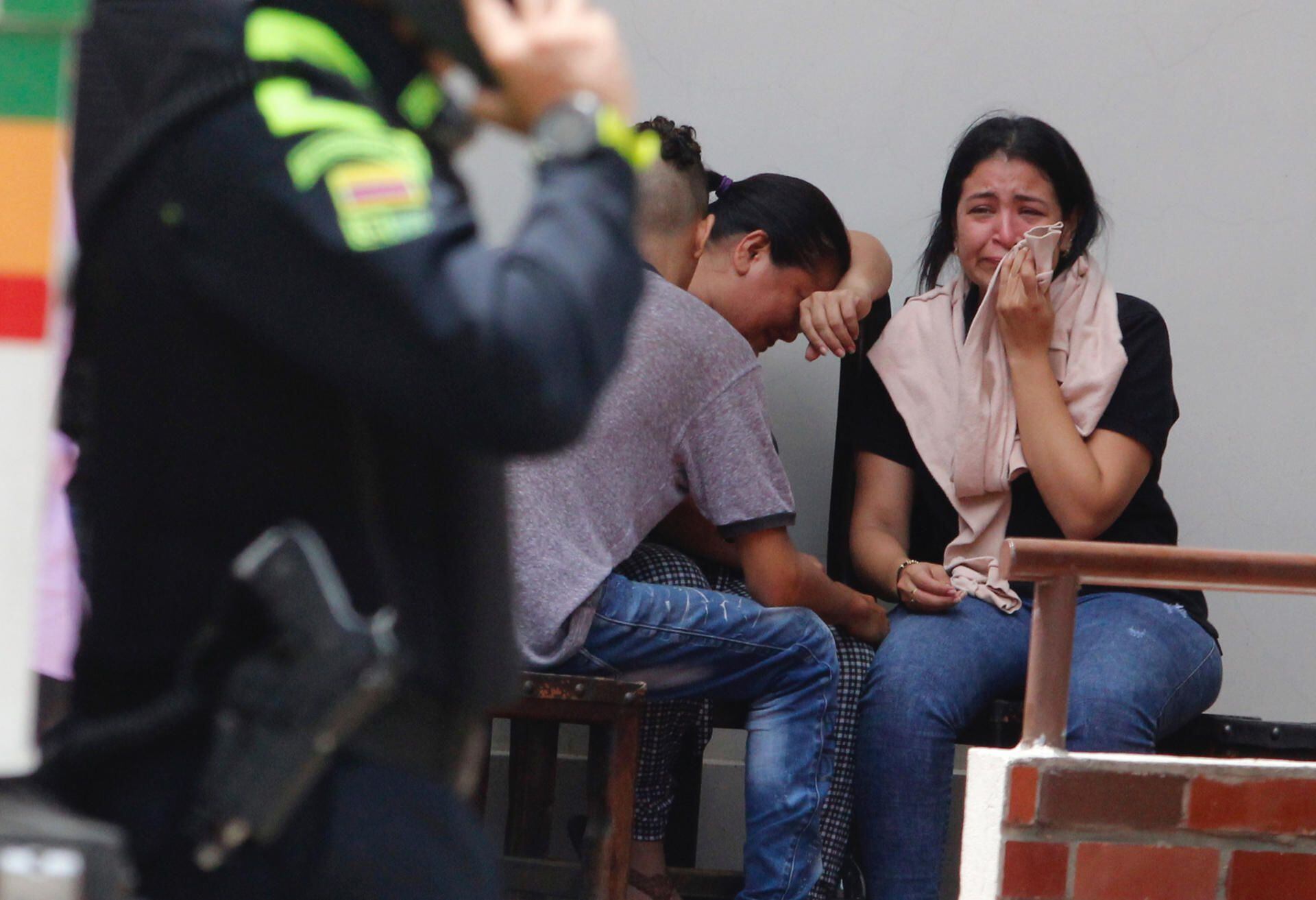 Relatives cry after the murder of a policeman, today, in the municipality of El Zulia, in the department of Norte Santander (Colombia).  EFE / Mario Caicedo
