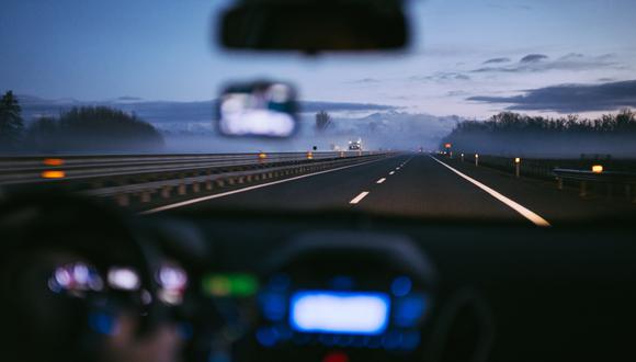 Una de las infracciones más comunes es la de sobrepasar el límite de velocidad. Esta infracción tiene consecuencias muy graves para tu récord como conductor. (Crédito: Unsplash / Pixabay / Pexels / Referencial)