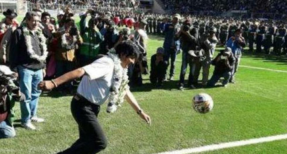 Se viraliza el video del balonazo de Evo Morales a dos militares. (Foto: Captura)