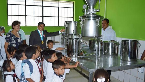Niños de Paita consumen gratuitamente leche de ‘vaca mecánica’