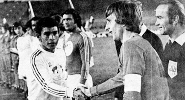 Héctor Chumpitaz y Johan Cruyff, en 193, el partido entre Resto de América y Resto del Mundo.