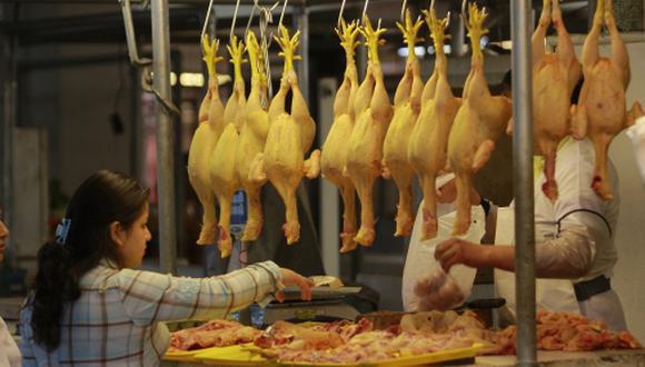 Los productos que tuvieron un mayor alza durante mayo fueron el pollo eviscerado, el pan francés y la gasolina, según el INEI. (Foto: GEC)