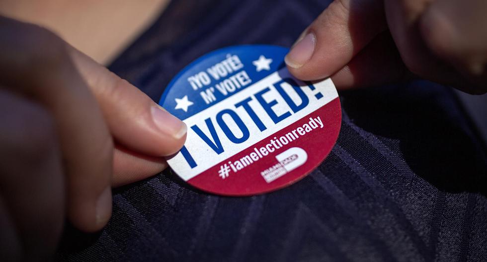 Una persona muestra la calcomanía Miami-Dade I Vote después de ejercer su voto durante las elecciones intermedias en Estados Unidos. (EFE/EPA/CRISTOBAL HERRERA-ULASHKEVICH).