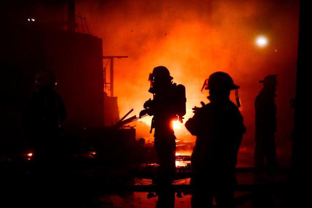 Incendio en almacén movilizó a más de 10 unidades de bombero. Foto: César Grados/GEC