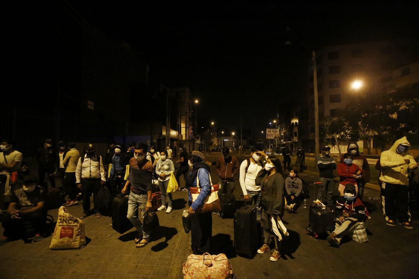 Cientos de personas esperan poder trasladarse a Piura. La PNP los trasladó a cuartel de la Marina de Guerra para que pasen la noche. (Foto: Andrés Paredes)