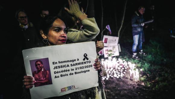 Manifestantes y trabajadoras sexuales se reúnen para rendir homenaje a Jessyca Sarmiento, una trabajadora sexual transgénero que fue atropellada por un conductor 21 de febrero en el Bois de Boulogne, al oeste de París. (LUCAS BARIOULET / AFP).