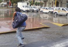 Centro de Lima: Arrojo de basura a desagüe provocó aniego  