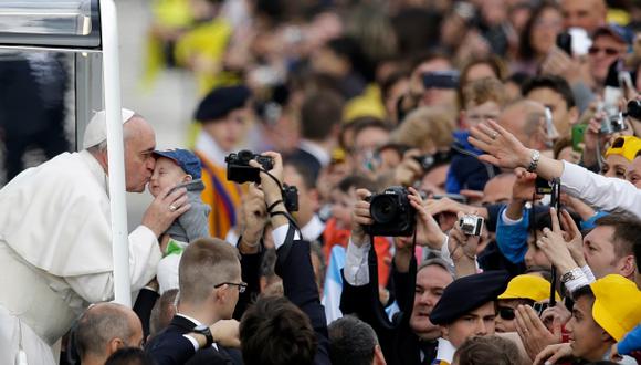 Papa Francisco invita a un conocido a que suba al papamóvil