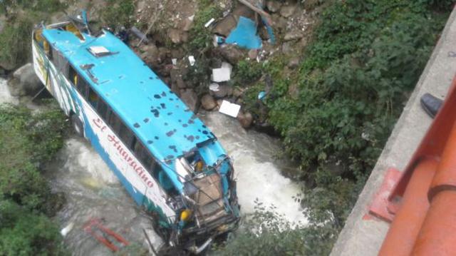 Áncash: Dos muertos por despiste de bus de transporte - 3