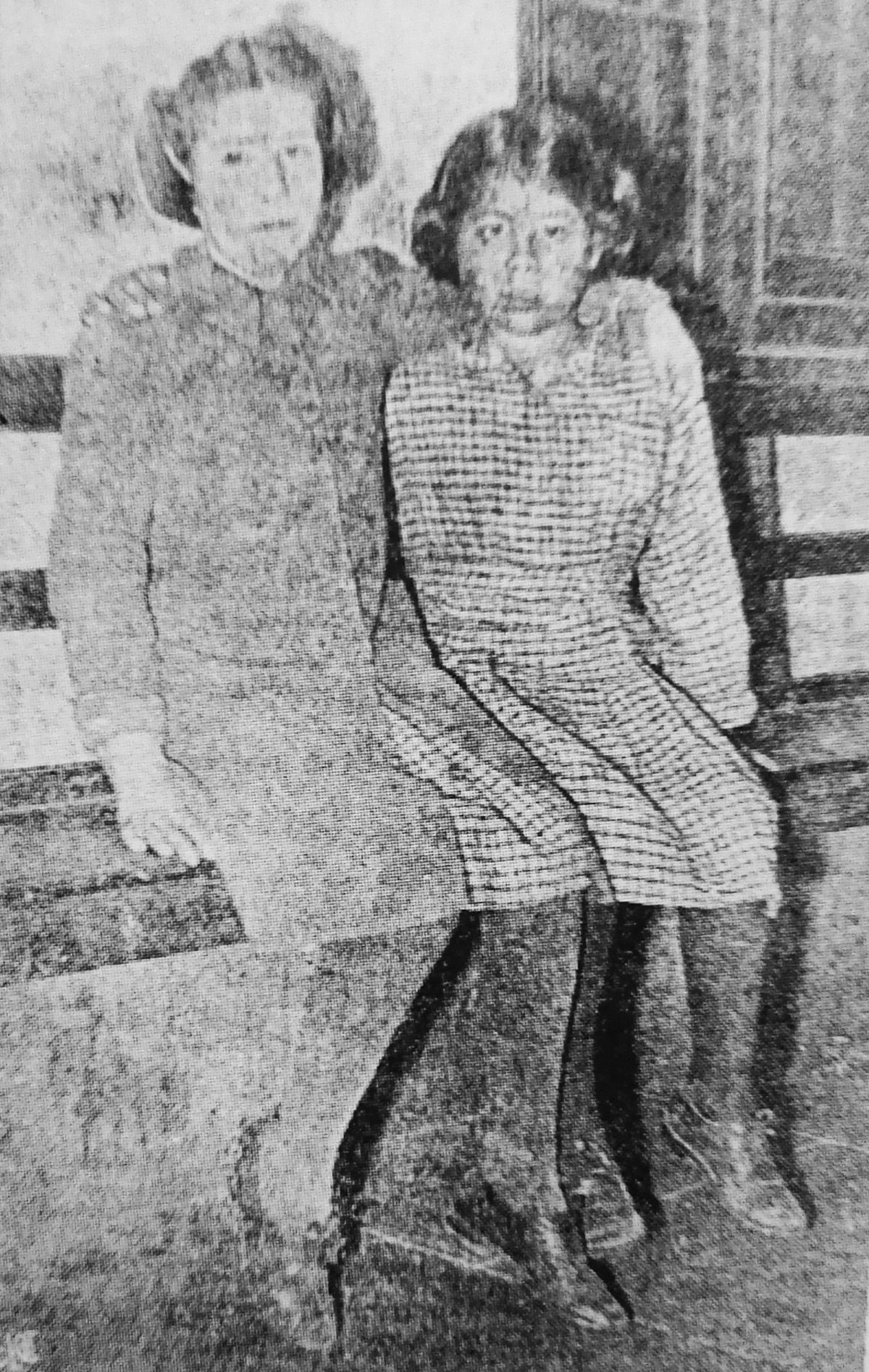 Los rostros estupefactos de las hermanas sobrevivientes: Blanca (11) y María Luisa (9). (Foto: Archivo Histórico de El Comercio)  