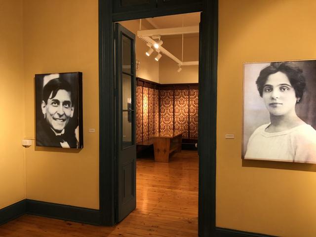 En el vestíbulo de la casa museo se exhiben diversas fotos familiares. (Foto: Renzo Salazar)