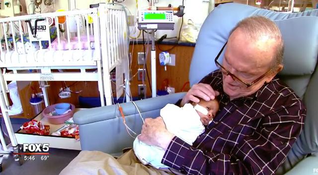 A través de Facebook se ha hecho muy conocida la historia de David Deutchman que desde hace 12 años es voluntadio en el hospital de Atlanta y asiste dos veces a la semana para cuidar de los bebés de UCI. (Foto: Captura Fox 5)