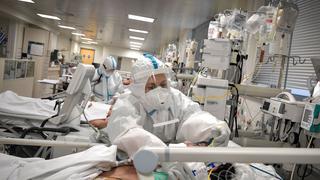 Grecia recluta por la fuerza a médicos privados ante la asfixia de las UCI llenas de enfermos de coronavirus
